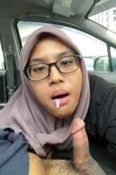 RINA Pegawai Honorer Nyotong Di Parkiran Kantor