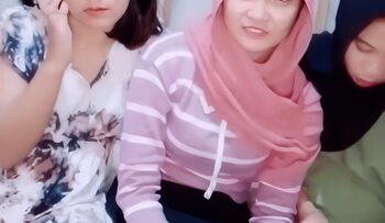 3 Cewek hijab Kena Gilirs 1