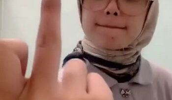 CEWE HIJAB Tantangan Omek Di Toilet Mall