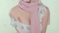 Gadis HIJAB Manis Ketagihan Omek